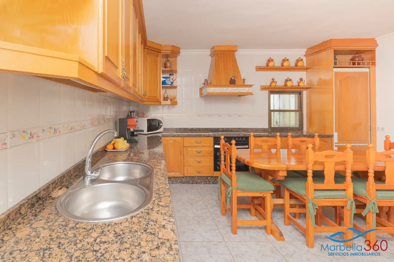 Cocina de Casa o chalet en venta en Marbella con Aire acondicionado, Calefacción y Jardín privado