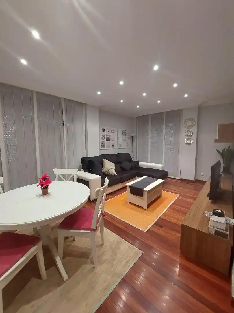 Wohnzimmer von Dachboden zur Miete in Castro-Urdiales mit Parkett, Schwimmbad und Möbliert