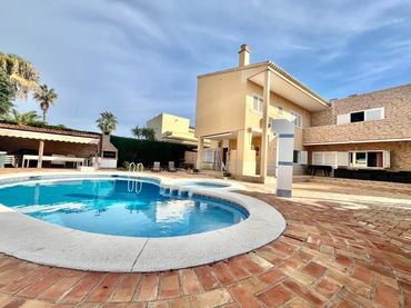 Chalet con balcón en venta en La Mata