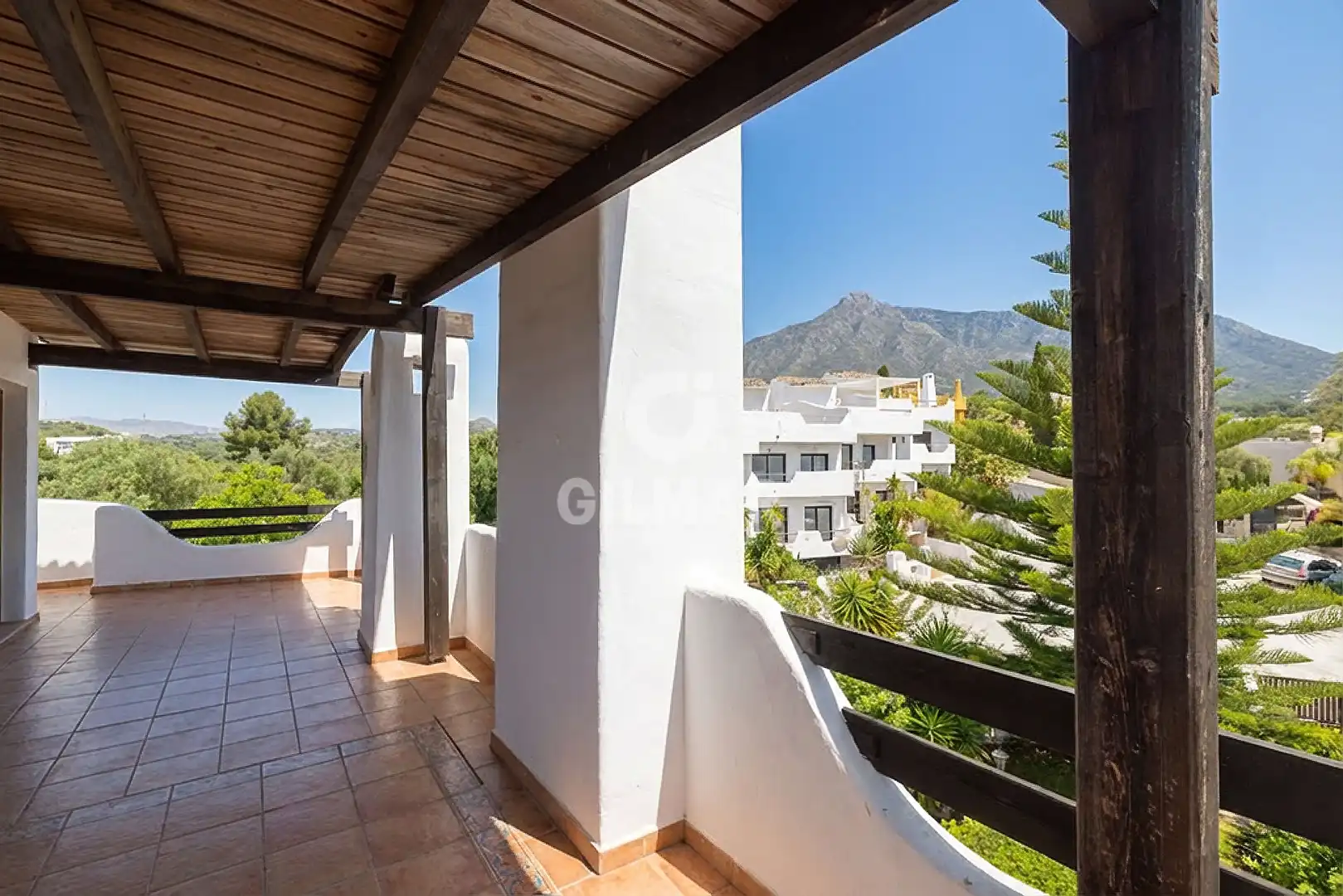 Vista exterior de Casa adosada en venta en Marbella con Calefacción, Jardín privado y Piscina