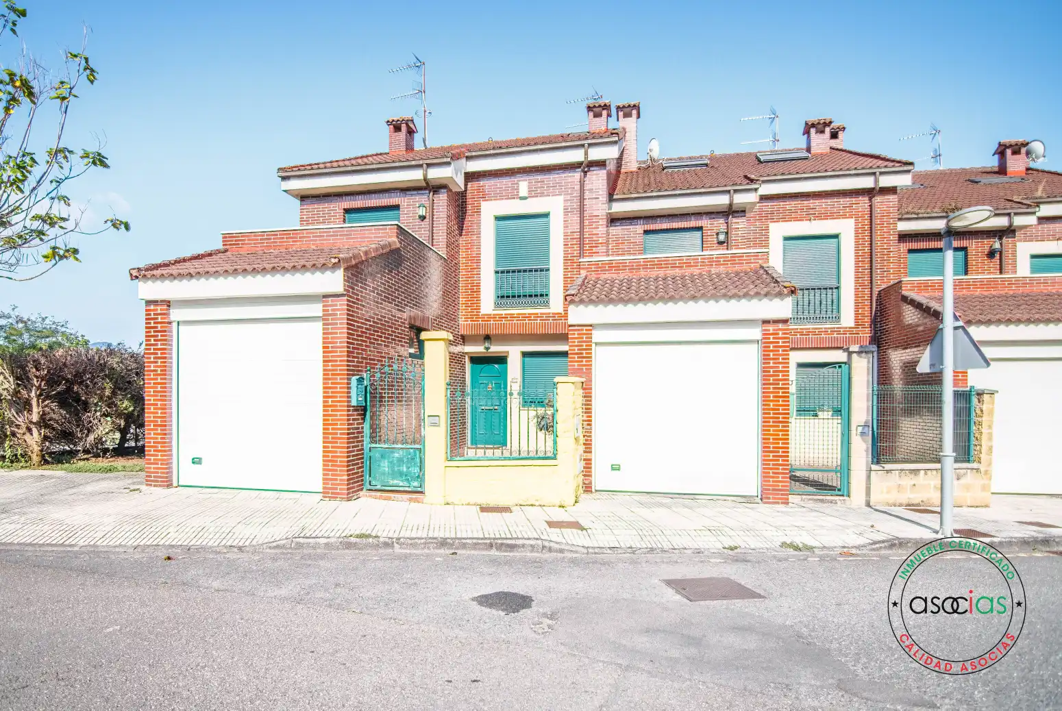 Vista exterior de Casa adosada en venta en Grado con Calefacción, Jardín privado y Parquet