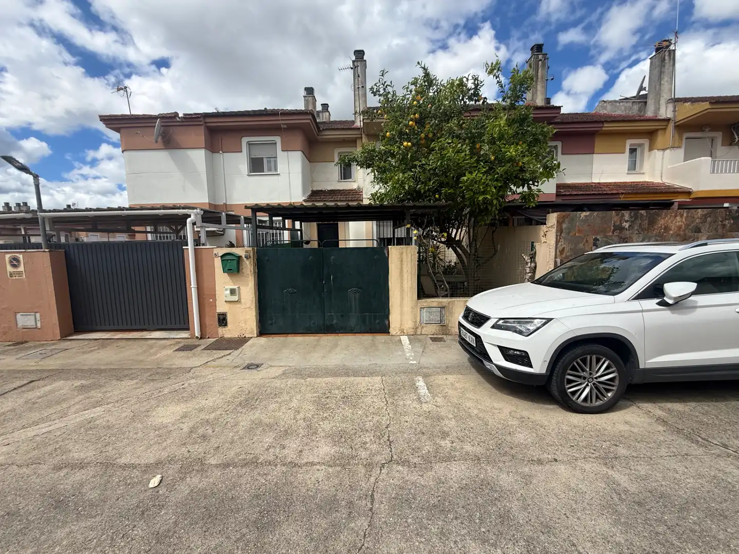 Parkplatz von Einfamilien-Reihenhaus zum Verkauf in Aljaraque mit Klimaanlage, Heizung und Privatgarten