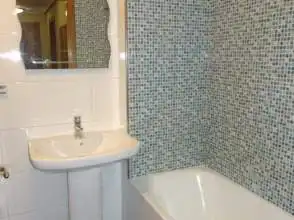 Badezimmer von Wohnung zur Miete in Gijón  mit Heizung, Parkett und Möbliert