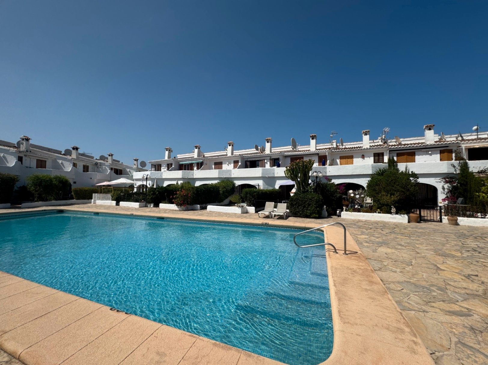 Vista exterior de Casa o xalet en venda en Moraira amb Aire condicionat, Terrassa i Piscina