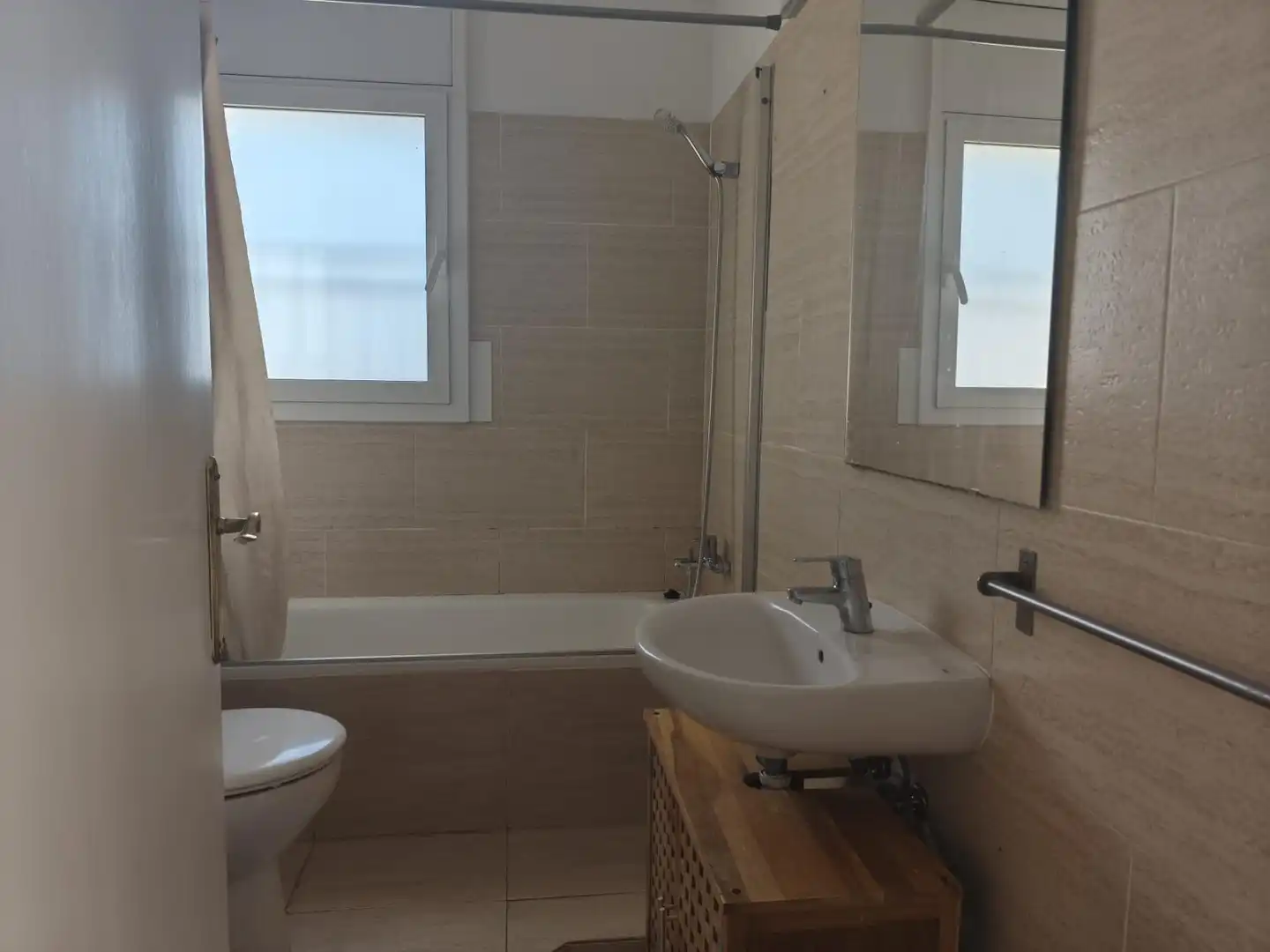 Badezimmer von Wohnung zur Miete in Viladecans mit Klimaanlage, Heizung und Privatgarten