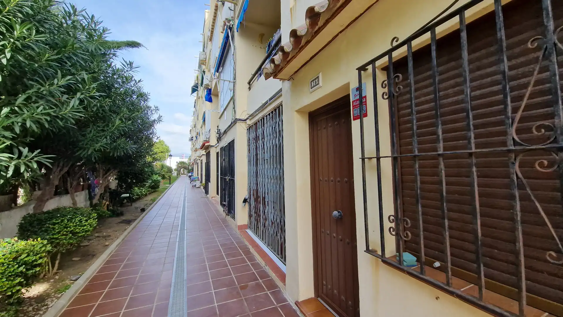 Vista exterior de Planta baja en venta en Estepona con Amueblado y Alarma