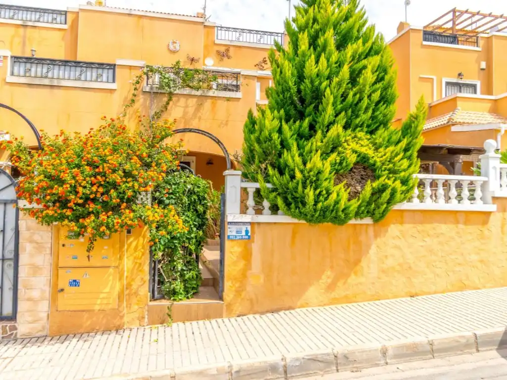 Vista exterior de Casa adosada en venda en Orihuela amb Aire condicionat, Moblat i Piscina comunitària