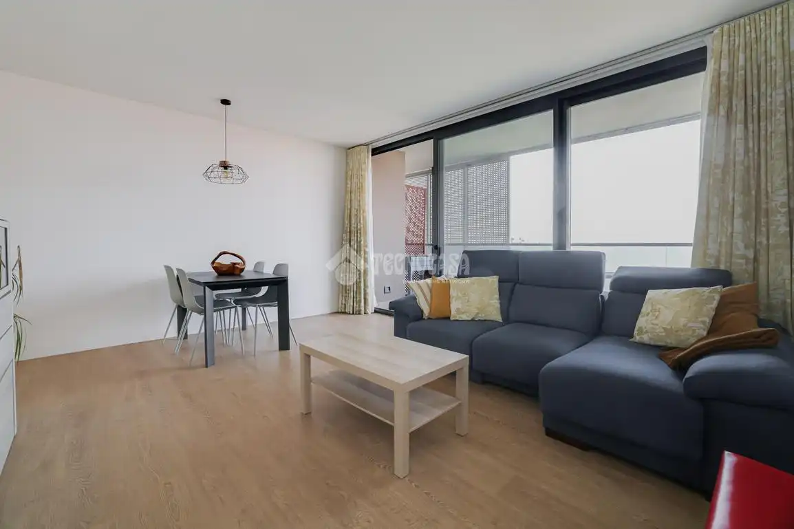 Sala d'estar de Pis en venda en L'Hospitalet de Llobregat amb Traster i Balcó
