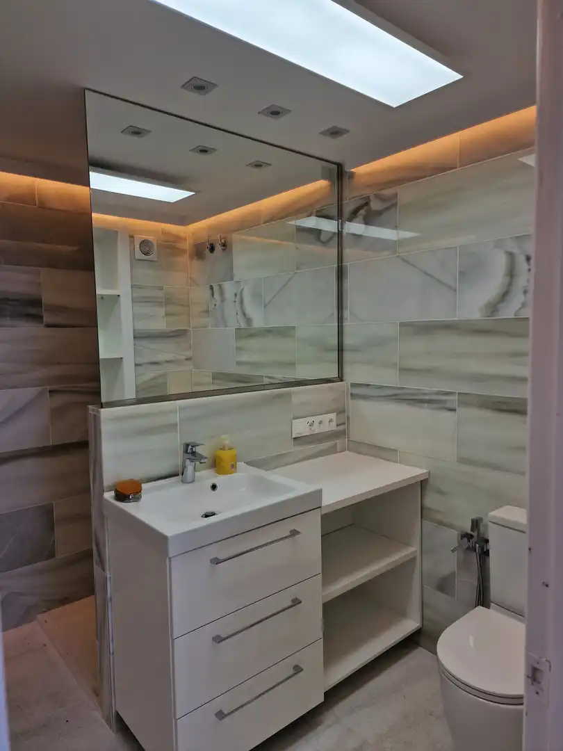 Badezimmer von Maisonette zur Miete in Estepona mit Klimaanlage, Terrasse und Schwimmbad