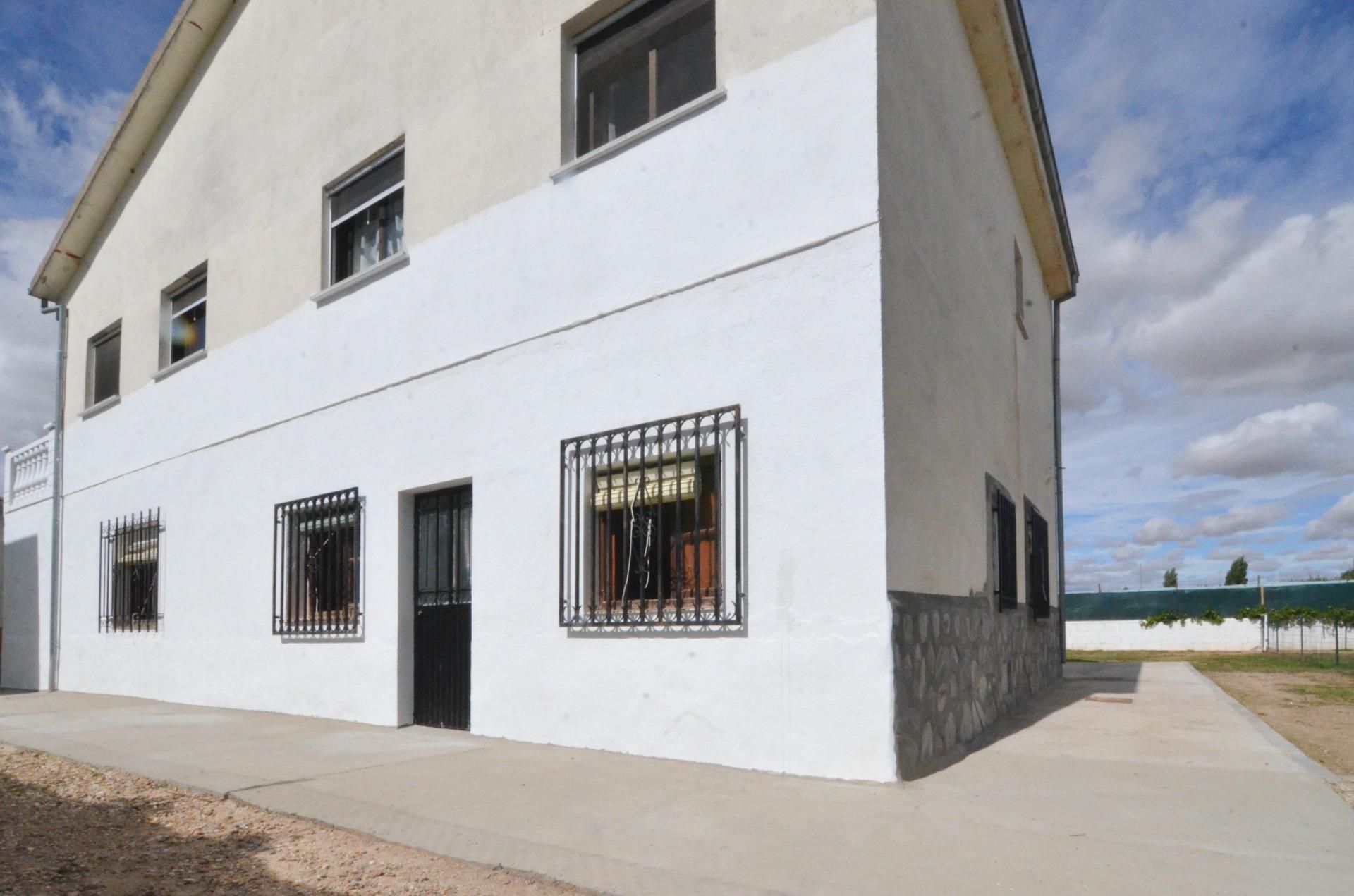 Exterior view of House or chalet for sale in Calvarrasa de Abajo  with Heating and Storage room