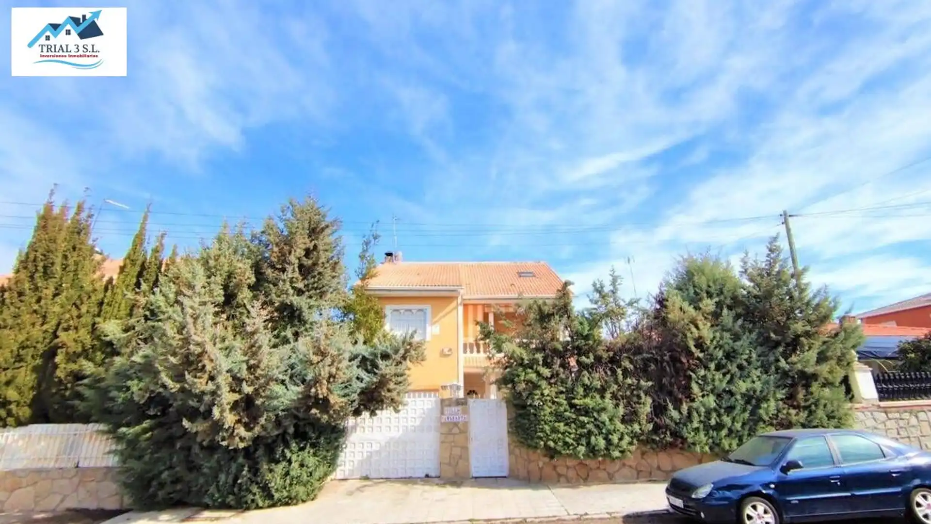 Vista exterior de Casa o chalet en venta en Casarrubios del Monte con Jardín privado y Piscina comunitaria