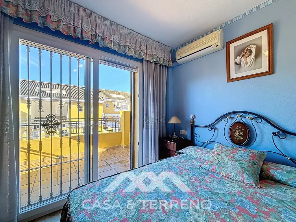 Dormitori de Casa adosada en venda en Vélez-Málaga amb Aire condicionat, Piscina i Microones