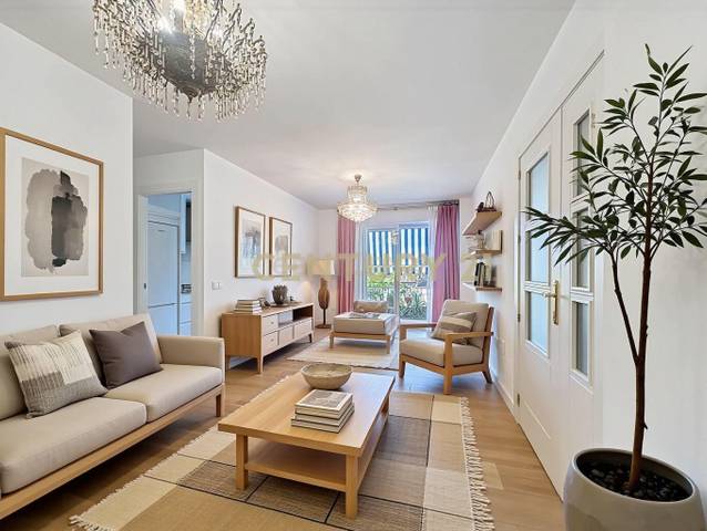 Apartamento en Venta en Calle Salvador Espada Leal, Málaga, Spain, 2 en Parque Ayala - Jardín de la Abadía - Huelín