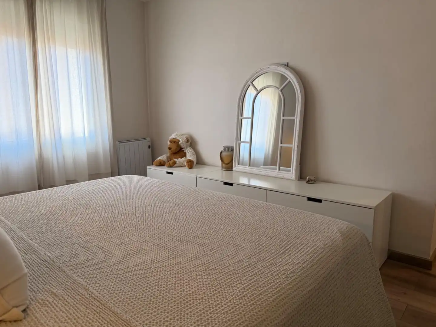 Schlafzimmer von Dachboden zum Verkauf in Mataró mit Klimaanlage, Heizung und Parkett