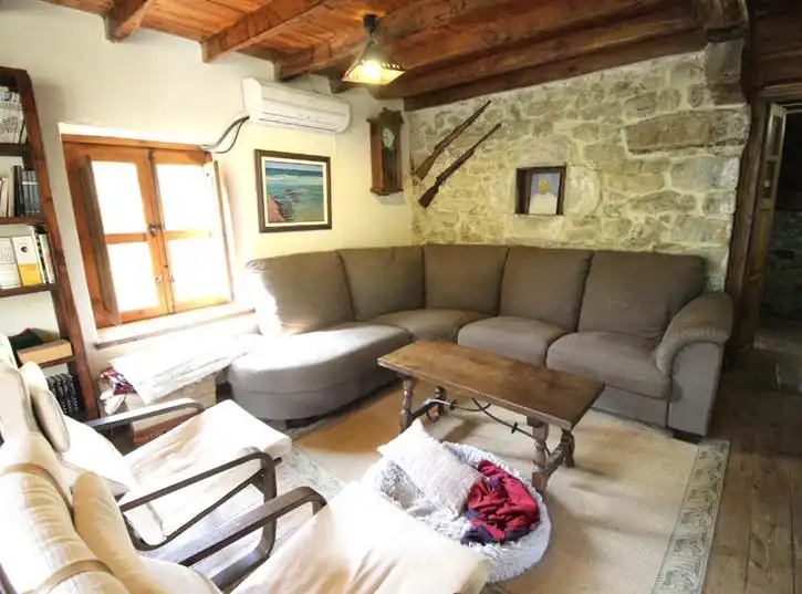 Wohnzimmer von Einfamilien-Reihenhaus zum Verkauf in Ponga mit Klimaanlage, Heizung und Möbliert