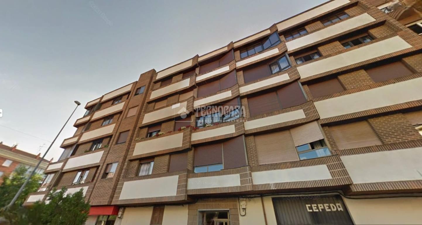 Exterior view of Flat for sale in Valencia de Don Juan  with Parquet flooring and Terrace