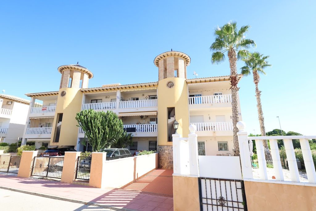 Vista exterior de Apartamento en venta en Orihuela con Terraza, Piscina y Amueblado