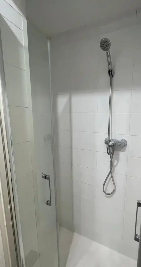 Bany de Pis de lloguer en Girona amb Calefacció i Balcó