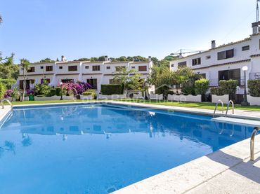 Terraced house with balcony for sale in Carrer de l'Equador