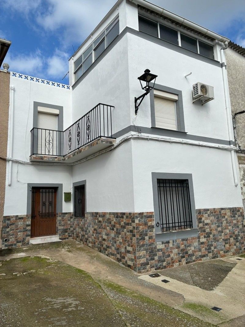 Vista exterior de Casa o xalet en venda en Valdefuentes amb Calefacció, Jardí privat i Terrassa