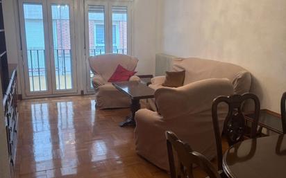 Living room of Flat for sale in Valladolid Capital  with Heating, Parquet flooring and Storage room