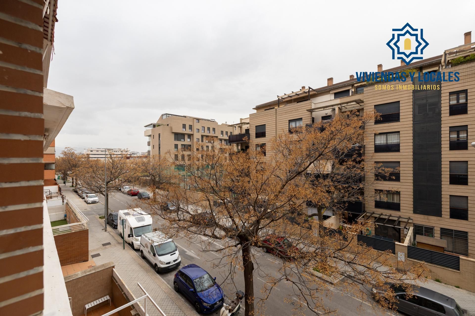 Vista exterior de Piso en venta en  Granada Capital con Calefacción, Jardín privado y Piscina comunitaria