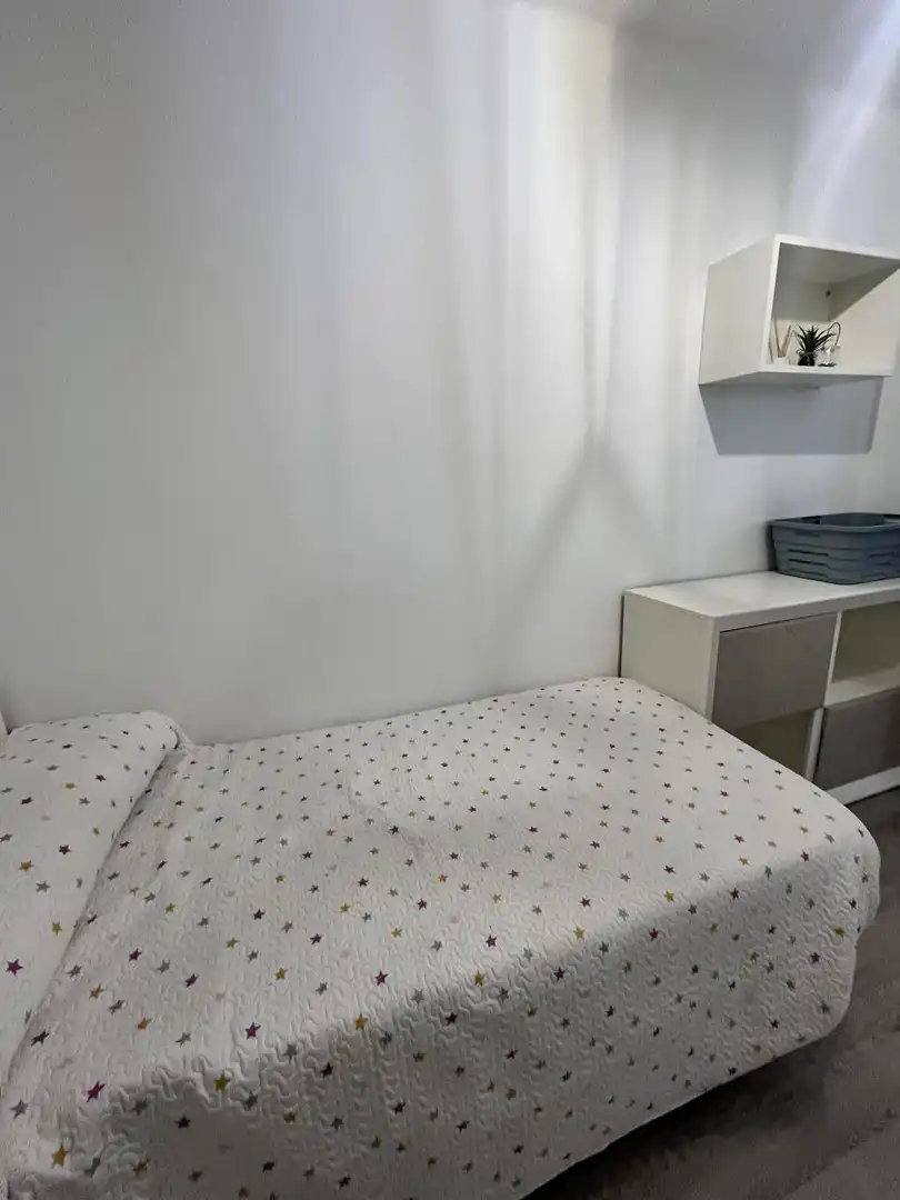 Dormitori de Pis de lloguer en Plasencia amb Aire condicionat, Terrassa i Moblat