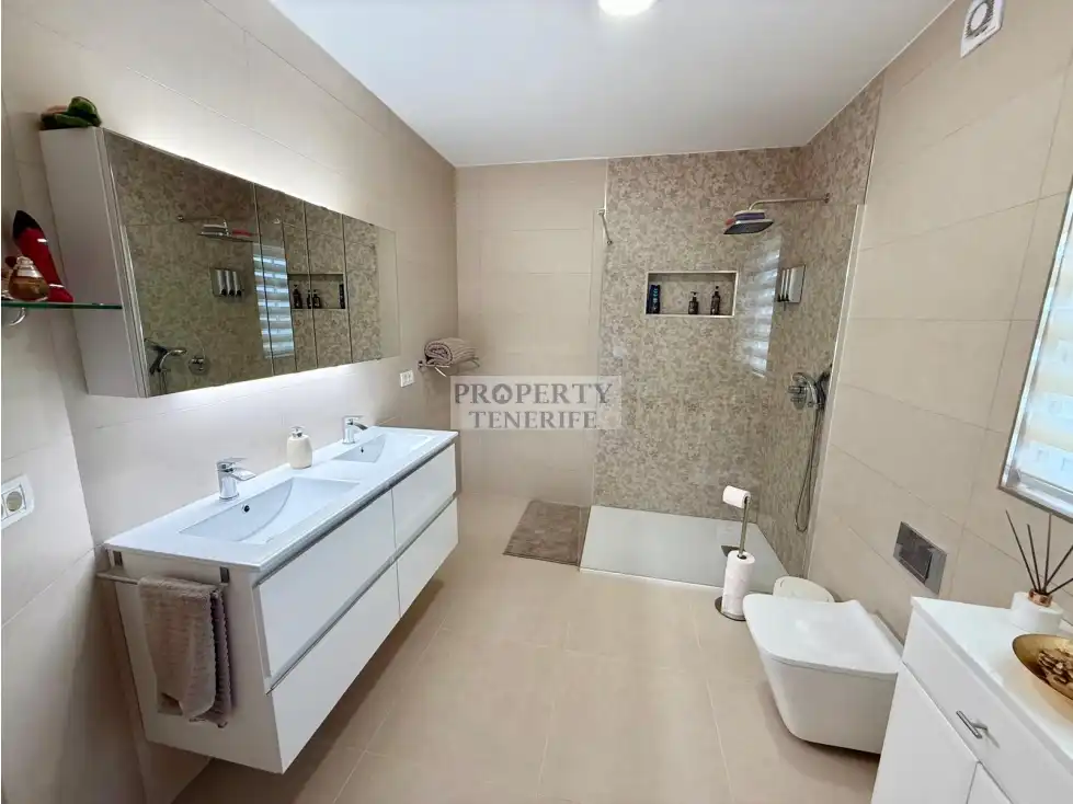 Baño de Casa o chalet en venta en Arona con Terraza, Piscina y Amueblado