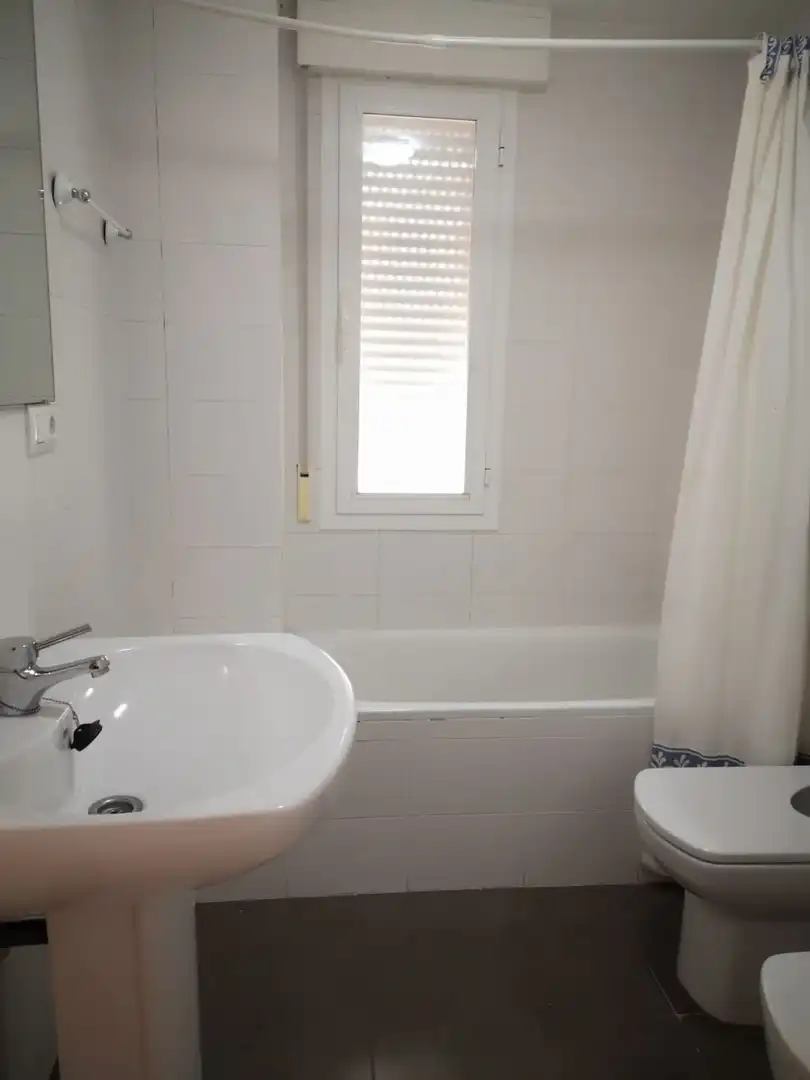 Badezimmer von Wohnungen zur Miete in Jaén mit Klimaanlage, Heizung und Abstellraum