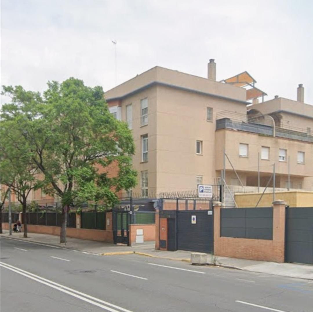 Exterior view of Duplex for sale in  Sevilla Capital  with Private garden, Terrace and Community pool