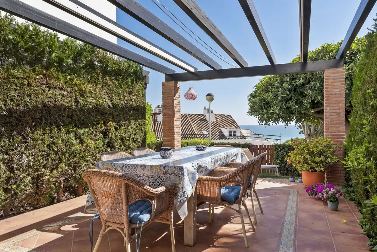 Terrasse von Einfamilien-Reihenhaus zum Verkauf in Marbella mit Klimaanlage, Privatgarten und Terrasse