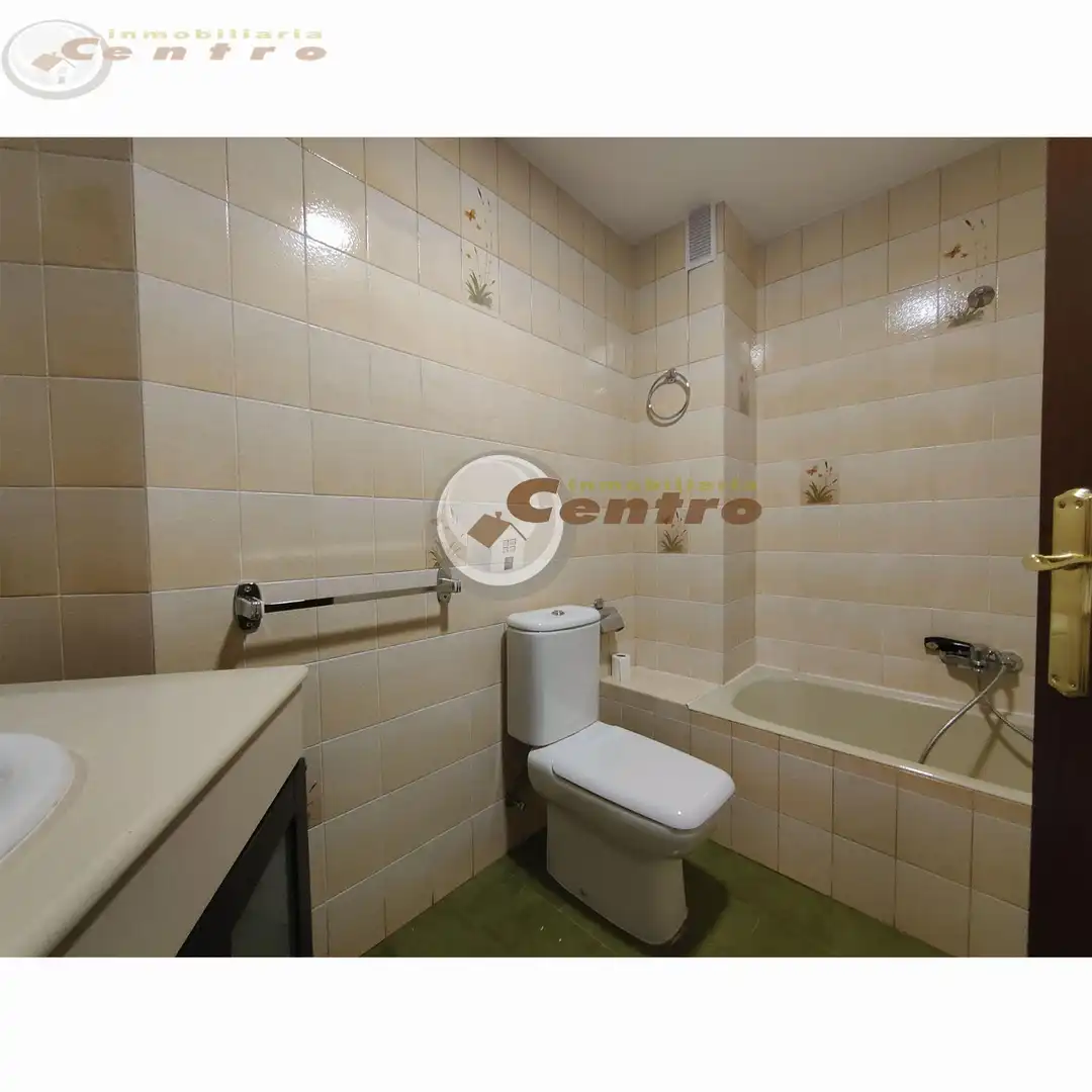Baño de Piso de alquiler en Albacete con Calefacción, Amueblado y Balcón