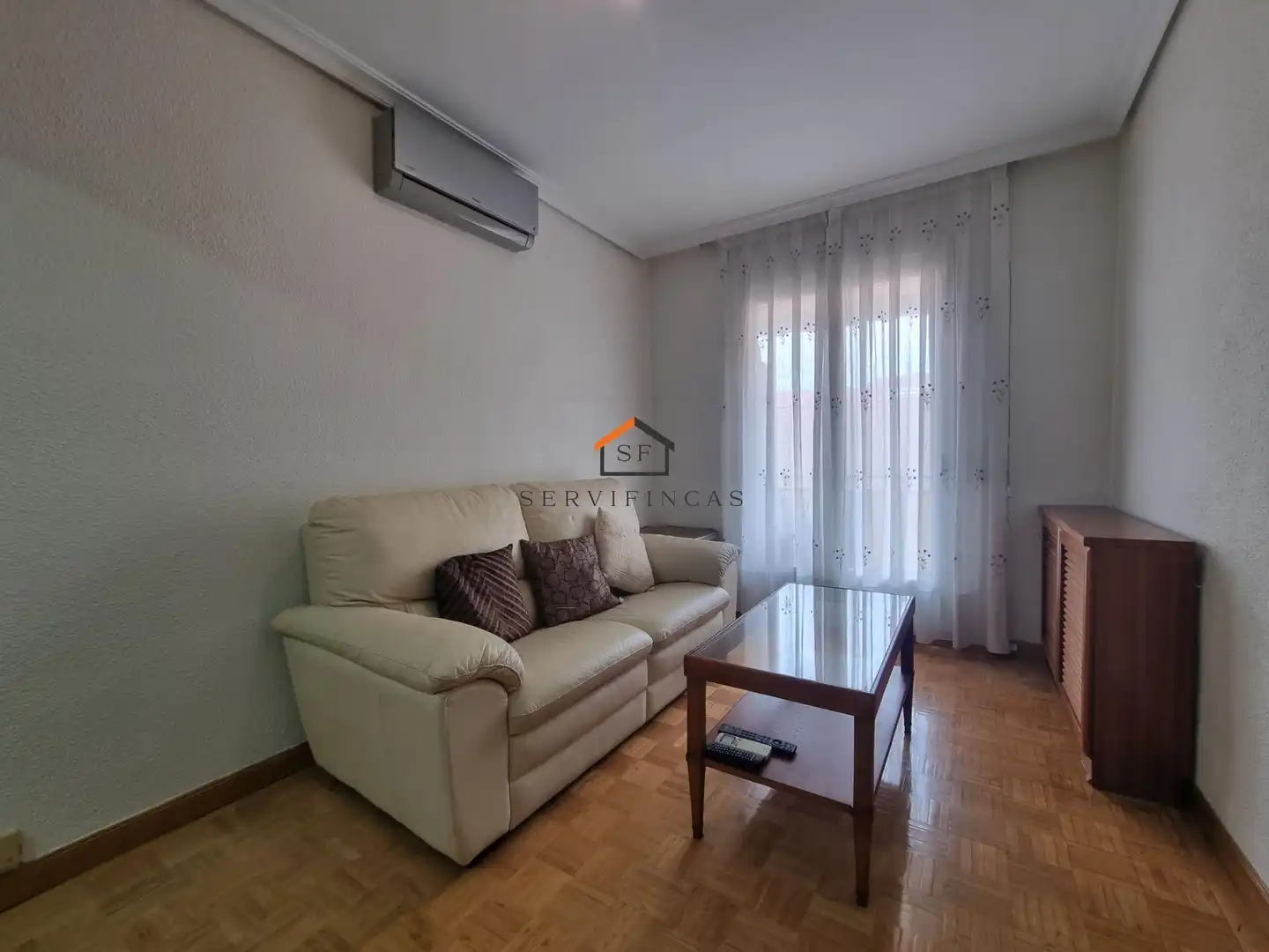 Living room of Flat for rent in Madrid  with Air Conditioner, Heating and Parquet flooring