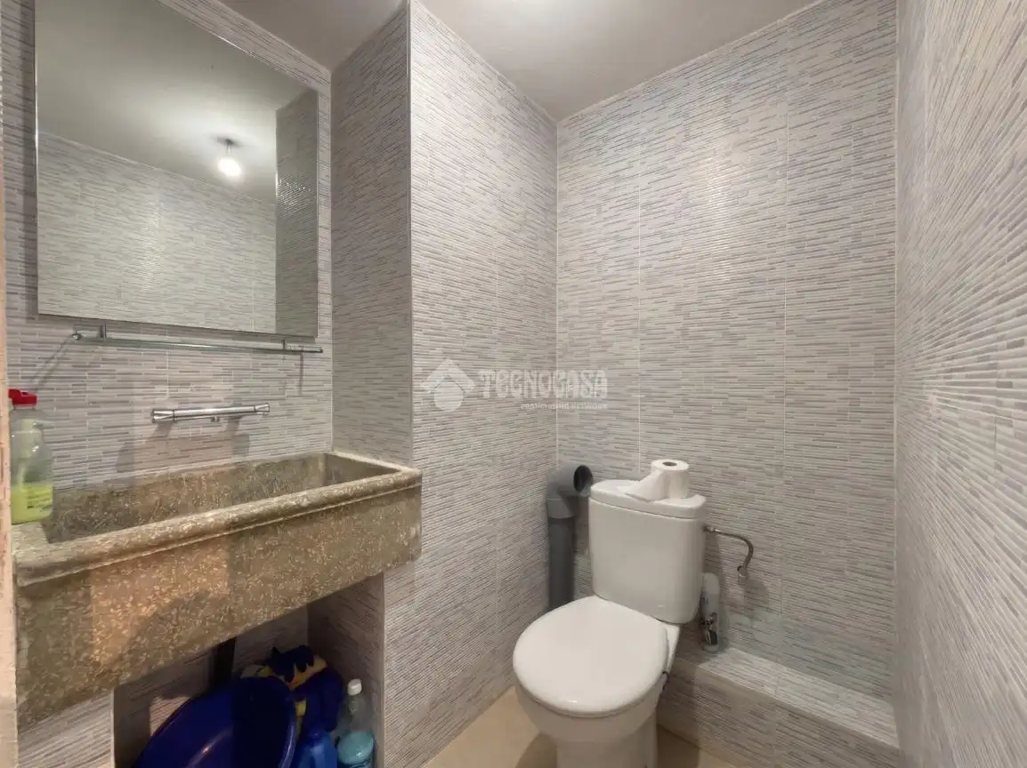 Baño de Local en venta en Madrid con Aire acondicionado