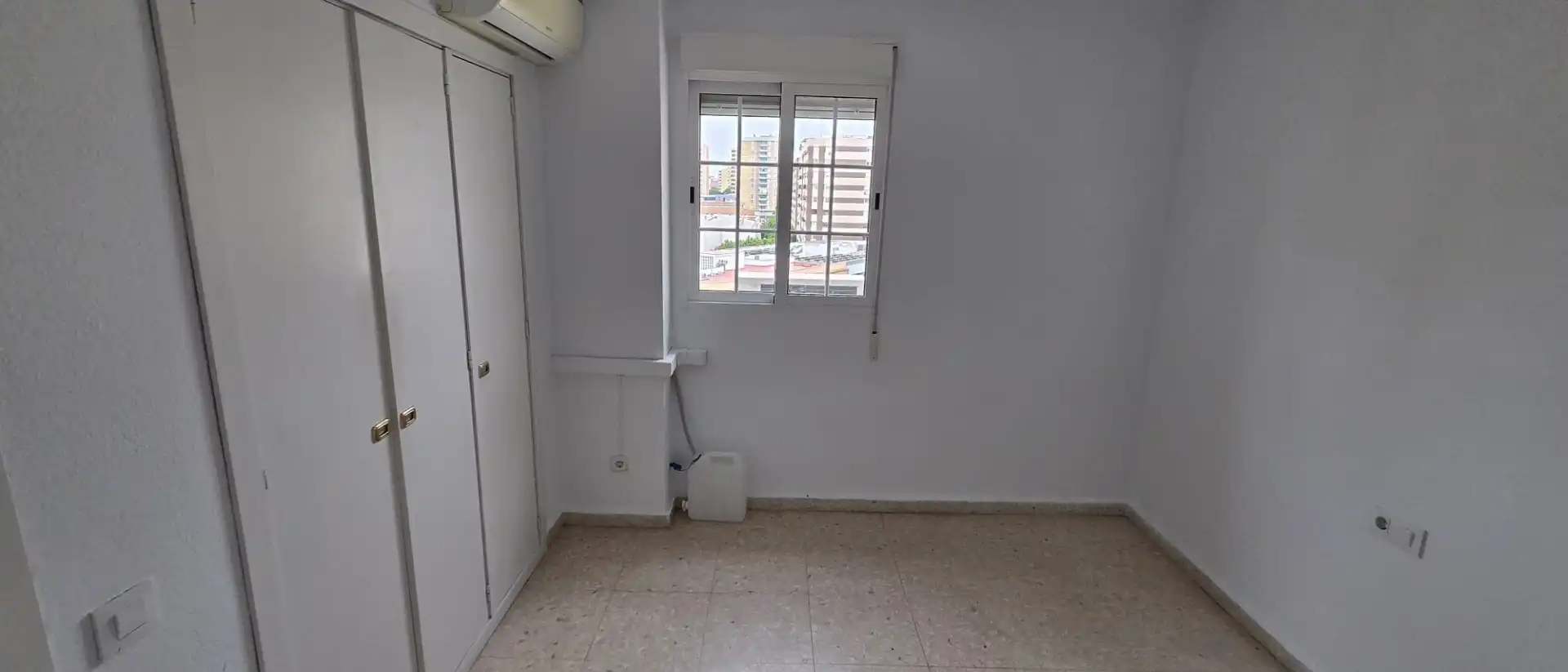Schlafzimmer von Dachboden zur Miete in Málaga mit Klimaanlage, Terrasse und Balkon