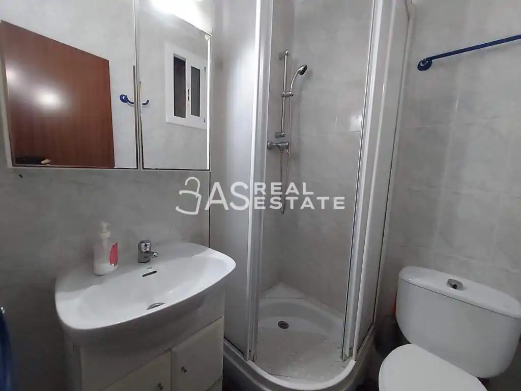 Baño de Piso en venta en L'Hospitalet de Llobregat con Aire acondicionado y Amueblado