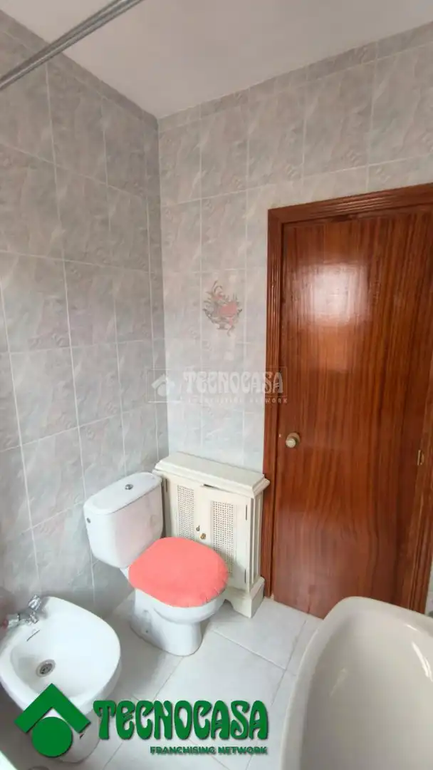Badezimmer von Einfamilien-Reihenhaus zum Verkauf in La Puebla de Montalbán mit Heizung, Privatgarten und Terrasse