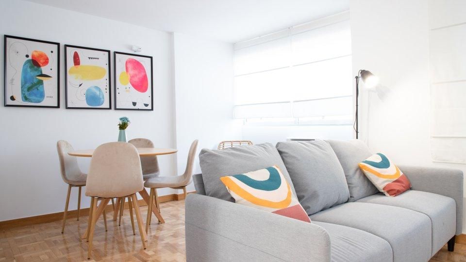 Sala d'estar de Pis de lloguer en  Madrid Capital amb Parquet, Moblat i Forn