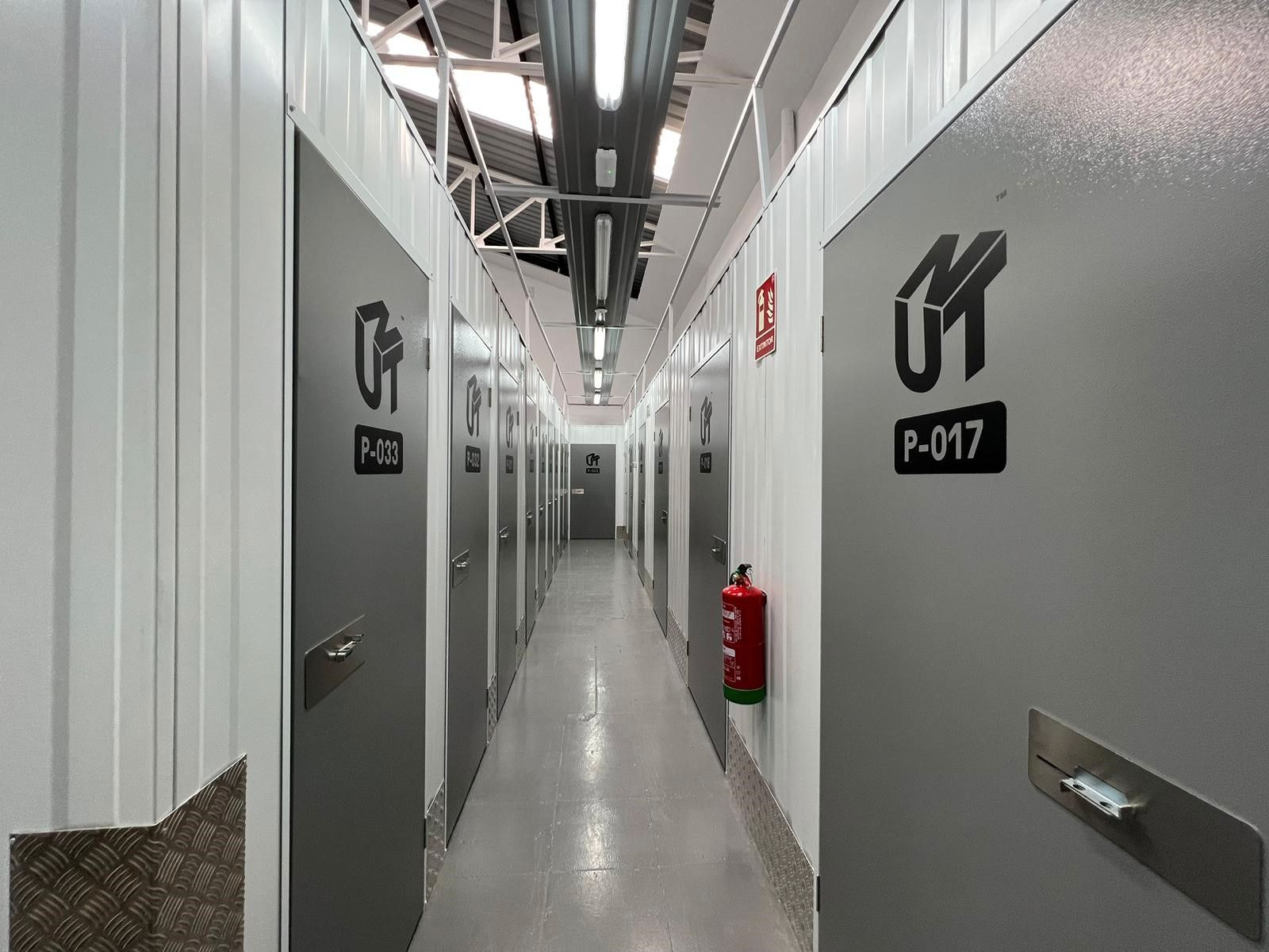 Box room to rent in  Madrid Capital  with Alarm