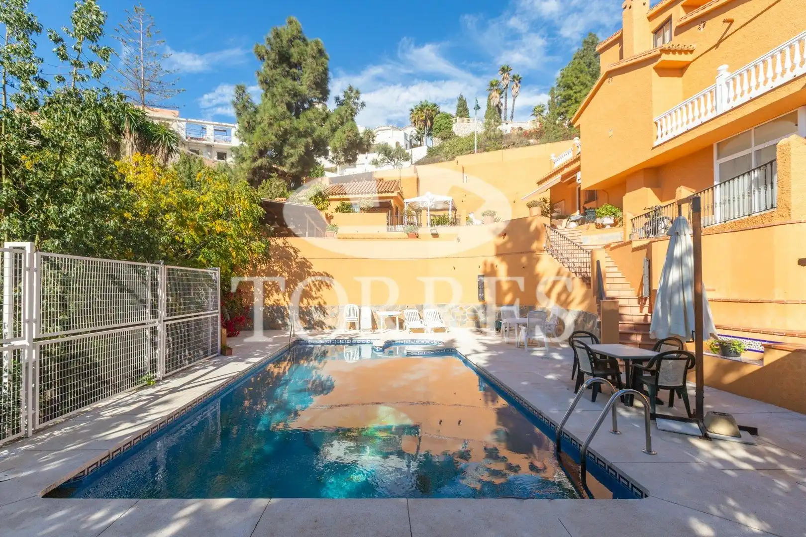 Vista exterior de Casa o xalet en venda en Málaga amb Aire condicionat, Calefacció i Jardí privat