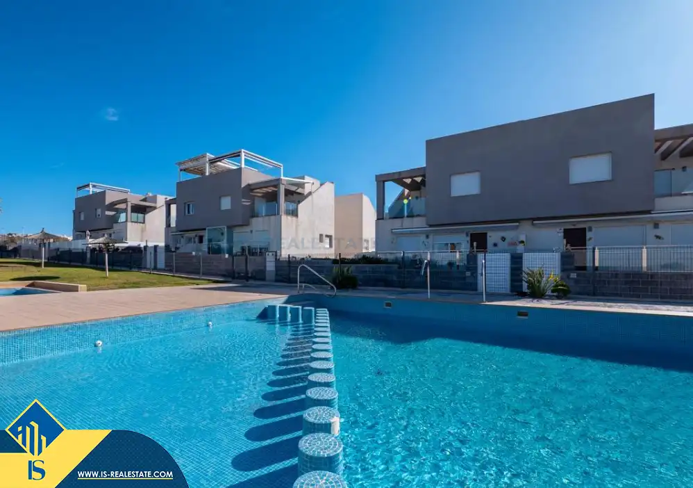 Piscina de Dúplex en venta en Torrevieja con Terraza, Amueblado y Piscina comunitaria