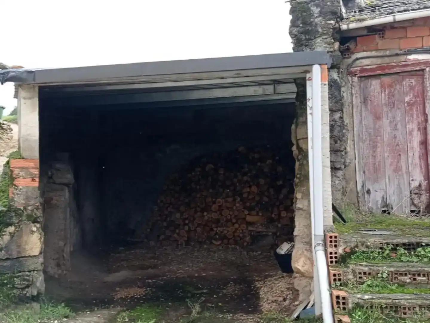 Aparcament de Casa adosada en venda en Petín amb Moblat
