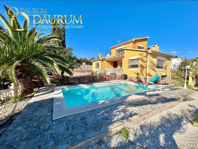 Casa-chalet en Venta en José María Amado en Parque Clavero