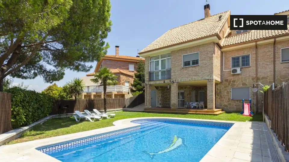 Piscina de Piso para compartir en Sevilla la Nueva, Madrid