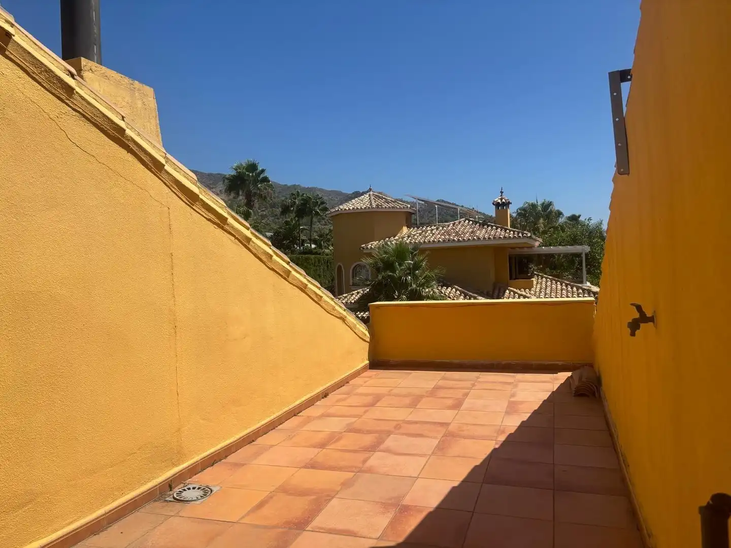 Vista exterior de Casa adosada en venta en Marbella con Piscina comunitaria