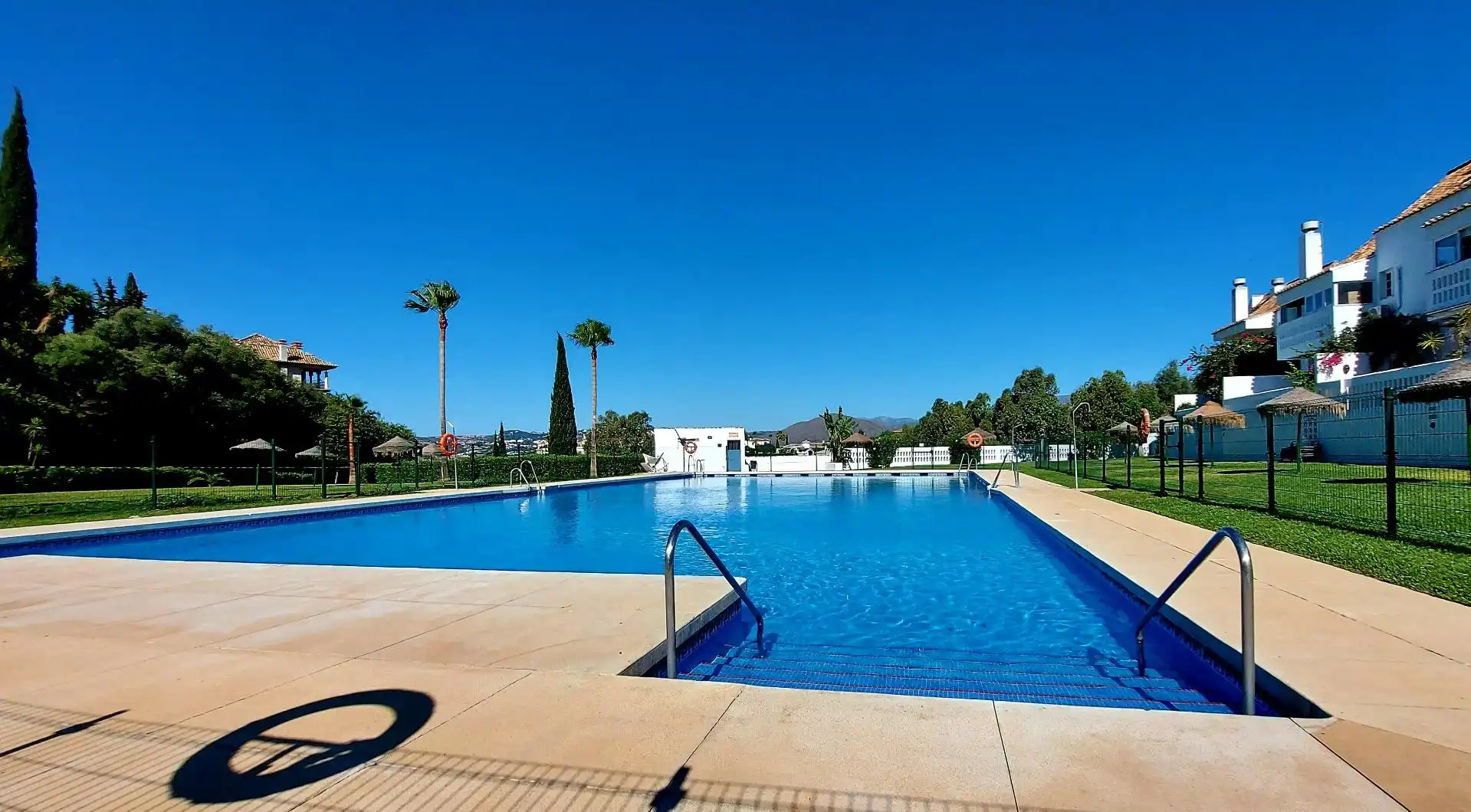 Piscina de Casa adosada en venda en Mijas amb Aire condicionat, Terrassa i Traster
