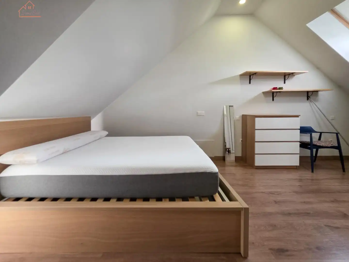 Schlafzimmer von Dachboden zur Miete in Madrid mit Klimaanlage, Heizung und Terrasse