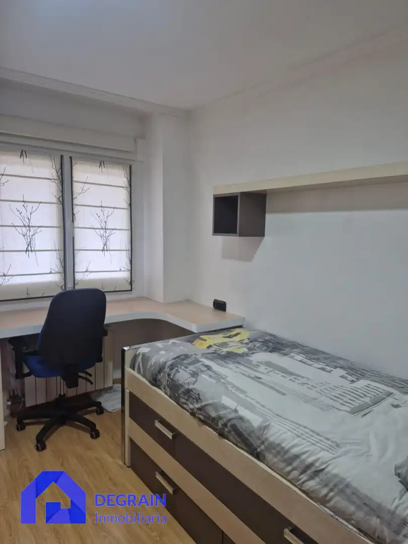 Dormitori de Pis de lloguer en Oviedo  amb Calefacció, Terrassa i Traster