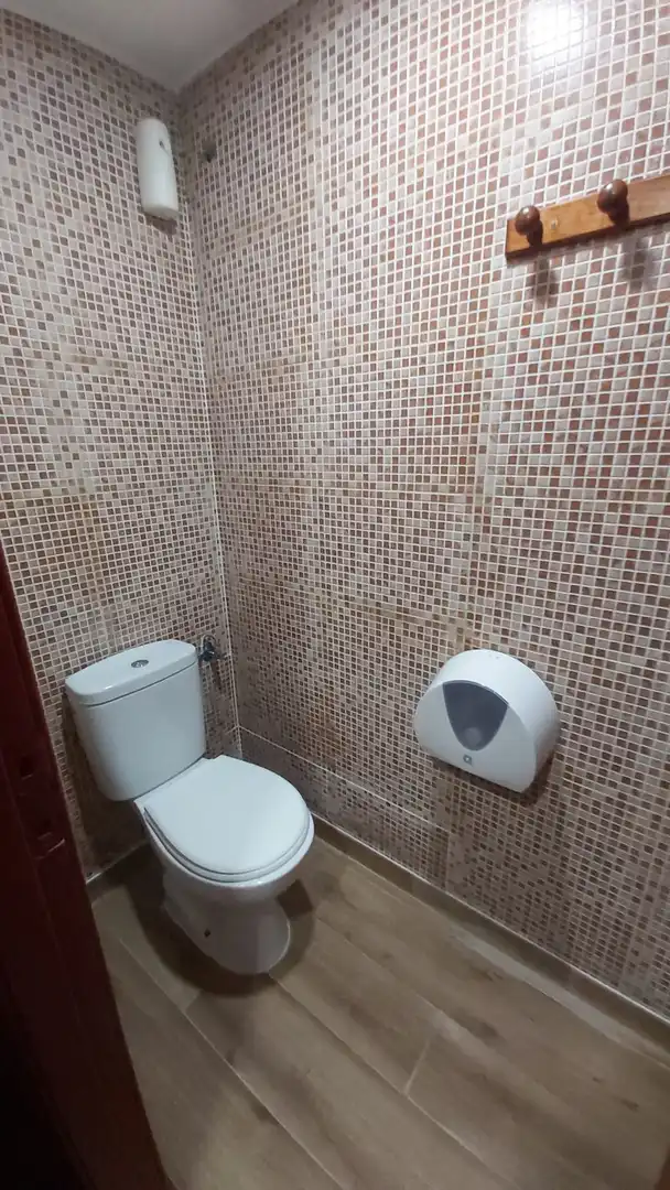 Baño de Local en venta en Cerdanyola del Vallès con Aire acondicionado