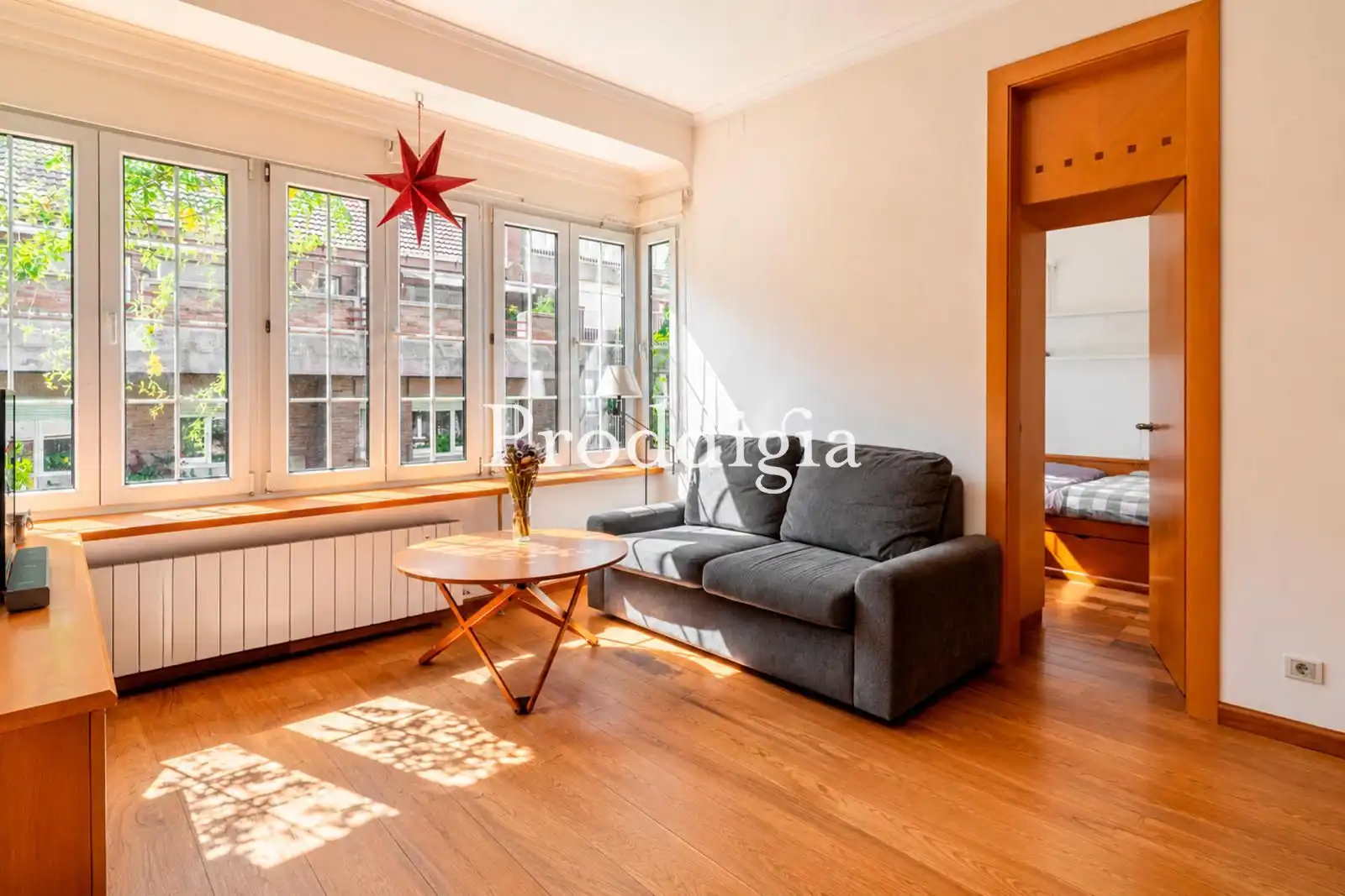 Außenansicht von Wohnung zum Verkauf in Barcelona mit Klimaanlage, Heizung und Privatgarten
